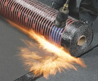 Oberlage wird mit einem Schweißgerät auf einer Abdichtungsbahn befestigt.