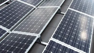 Aufgeständerte Solarnodule auf dem Flachdach mit Ost-West-Ausrichtung.