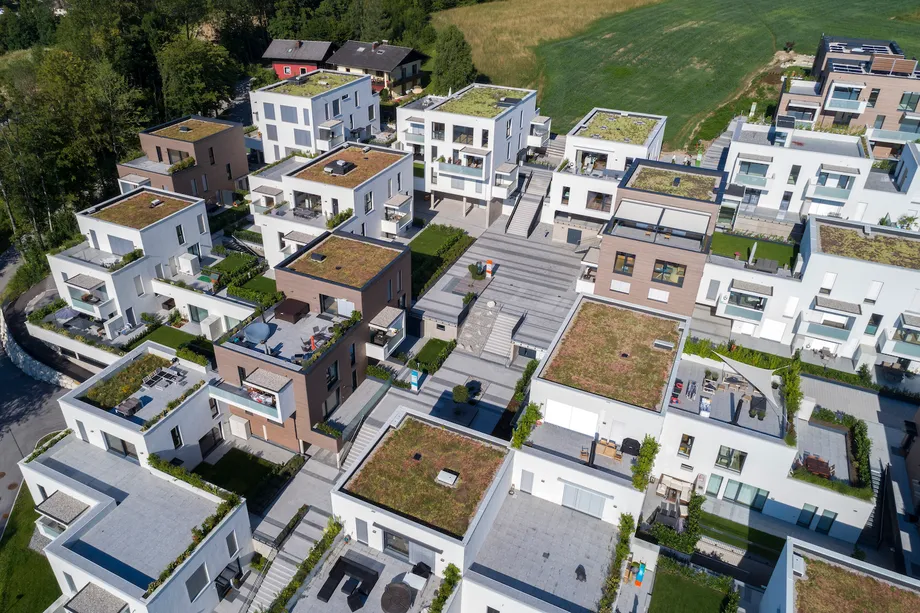 Ansicht Flachdachsiedlung von oben mit begrünten Dächern