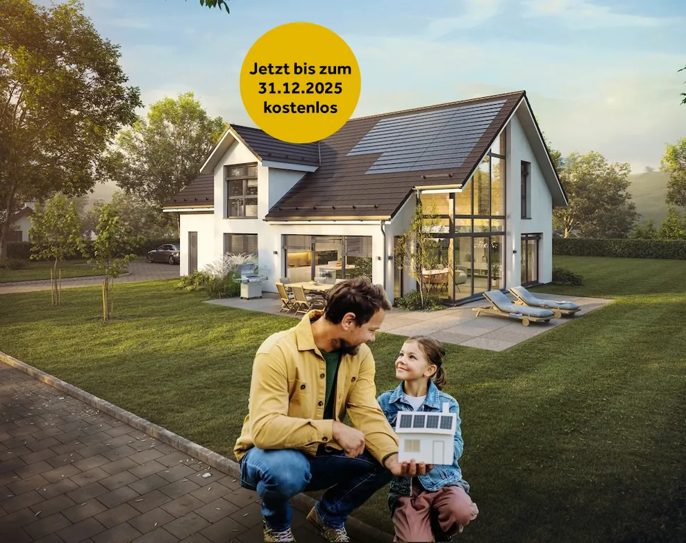 Vater mit Tochter vor einem Neubau mit Steildach. Die Tochter hält ein Modell des Hauses in der Hand.