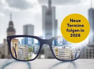 Brille auf einem Flachdach, die eine Vergrößerung der Frankfurter Stadt zeigt