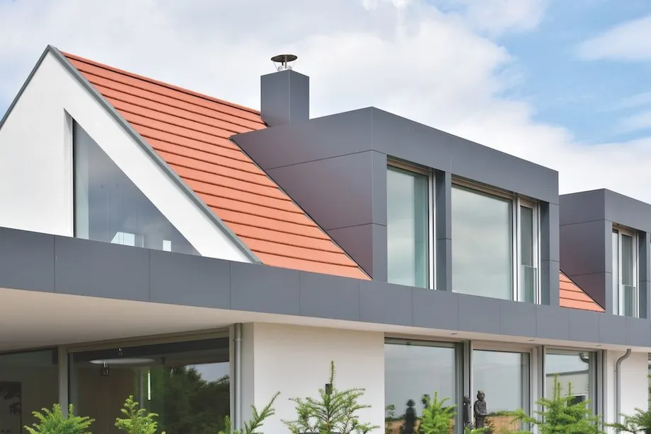 Modern eingedecktes Haus