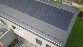 PV-Premium von BRAAS auf einem Dach.