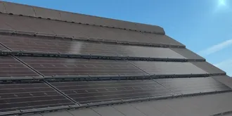 Sonne scheint auf ein Braas PV Premium Modul 