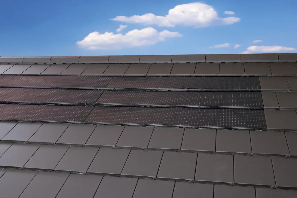 Dachfläche mit integrierten Solarmodulen von BMI