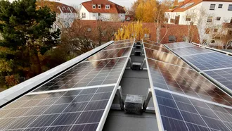 Solaranlagen auf einem Flachdach.