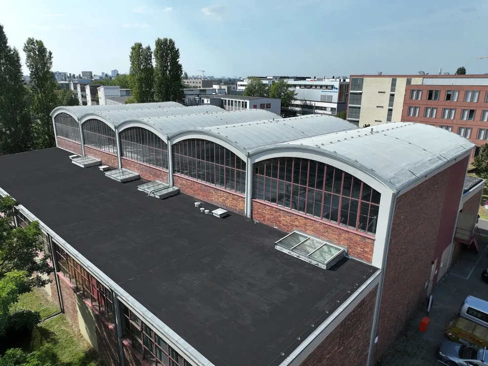 Referenz_BMI Deutschland Humboldt-Universitaet Berlin_Foto 8_Bild des fertigen Daches