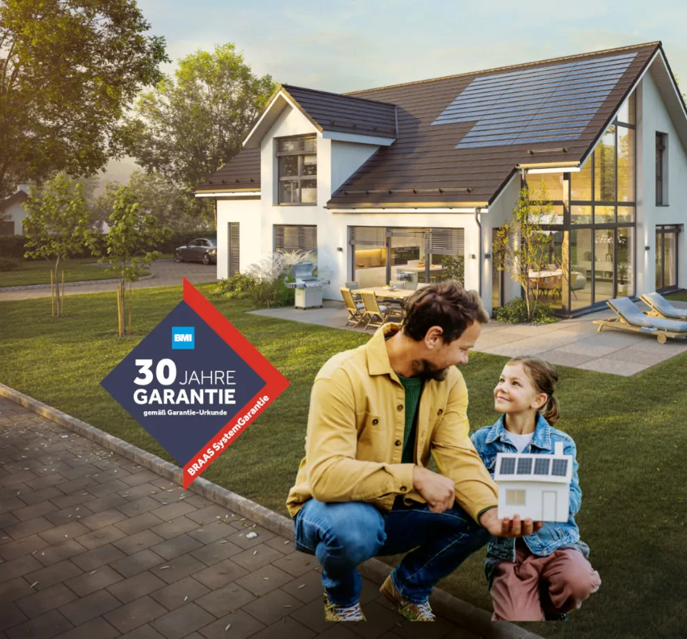 Neubau mit Solaranlagen, im Vordergrund ein Vater mit Tochter, die ein Model des Hauses ind er Hand hält. Ein Siegel verweist auf die 30 Jahre Braas SystemGarantie.